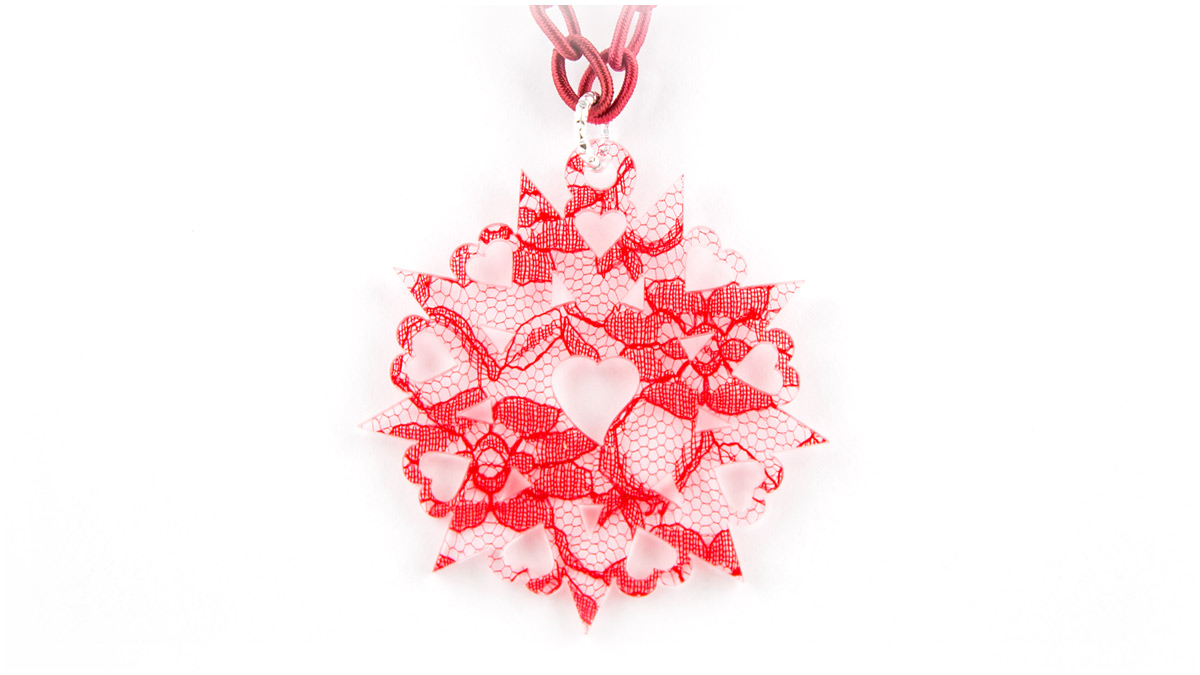 Presentosa realizzata in Plexiglas con Pizzo Rosso